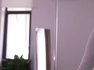 AYW-21 – webcam model profile photo Image 10