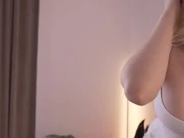 AYW-21 – webcam model profile photo Image 2