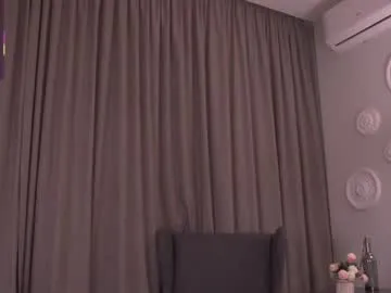 Ninazhang – webcam model profile photo Image 14