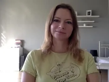 AdritVance – webcam model profile photo Image 13