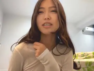 AdritVance – webcam model profile photo Image 4