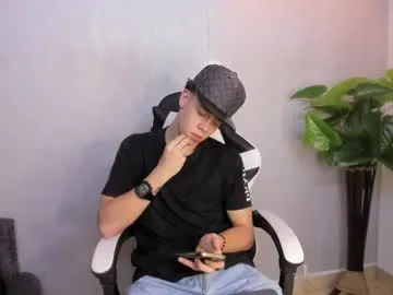 R0422 – webcam model profile photo Image 11