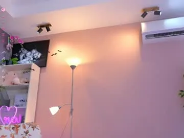 MilaBee – webcam model profile photo Image 3