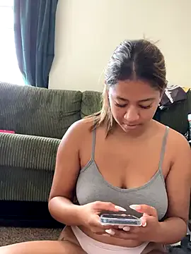 Yaya--728 – webcam model profile photo Image 17