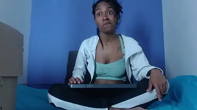 indialatin – webcam model profile photo Image 17