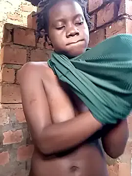 roachan_ – webcam model profile photo Image 11