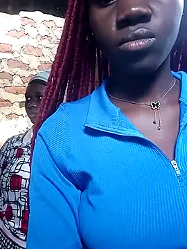 roachan_ – webcam model profile photo Image 3