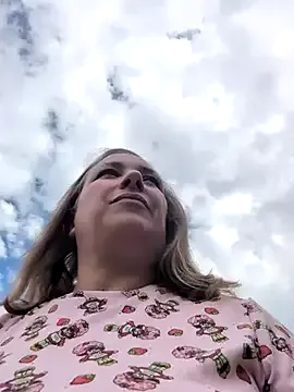 onlykira – webcam model profile photo Image 10