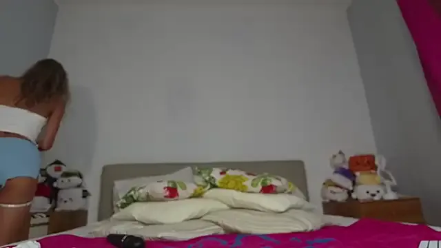 onlykira – webcam model profile photo Image 11