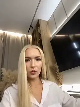 Alina_Vibe_Me – webcam model profile photo Image 2