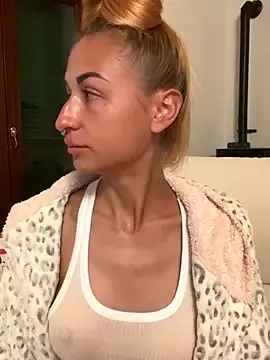 Runarunapi – webcam model profile photo Image 3