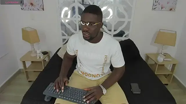 Runarunapi – webcam model profile photo Image 3