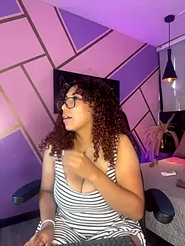 GennaJames – webcam model profile photo Image 6