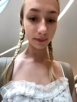 KpKpR – webcam model profile photo Image 2