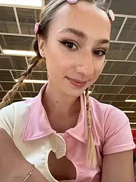 KpKpR – webcam model profile photo Image 7