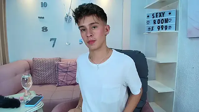 PumaShyXD – webcam model profile photo Image 9