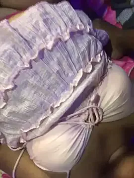 emyii – webcam model profile photo Image 13