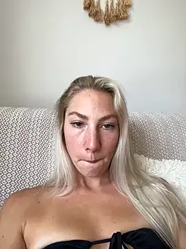 babyaylin – webcam model profile photo Image 3