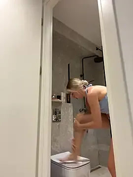 babyaylin – webcam model profile photo Image 4