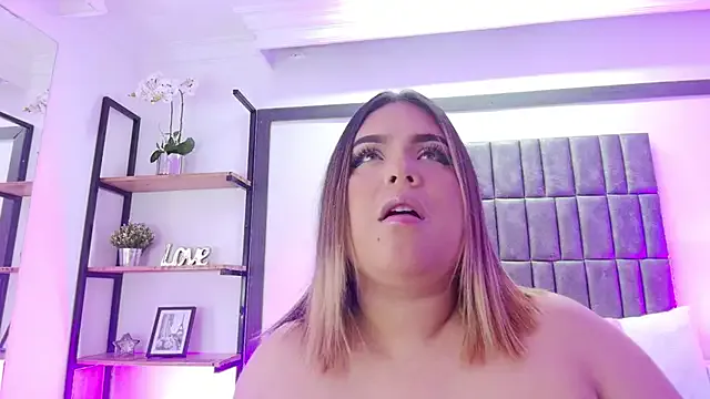 Emma96_hot – webcam model profile photo Image 2