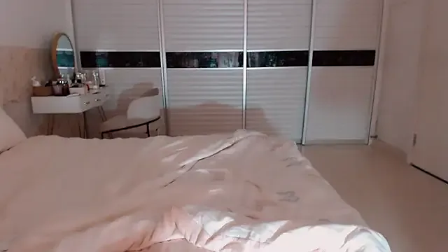 Yaya--728 – webcam model profile photo Image 7