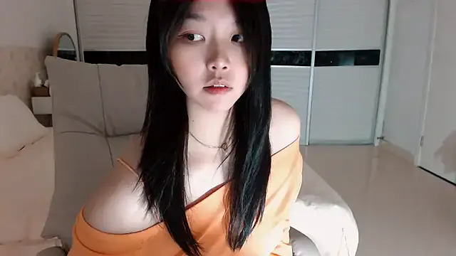 Yaya--728 – webcam model profile photo Image 9