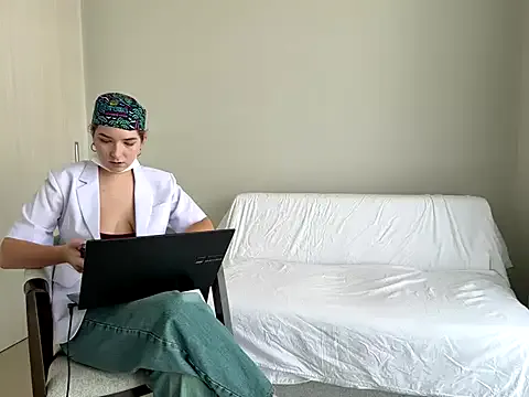 newMichelle – webcam model profile photo Image 4