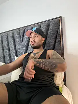 R0422 – webcam model profile photo Image 11