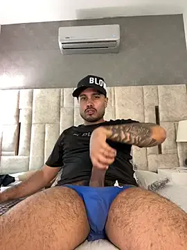 R0422 – webcam model profile photo Image 13