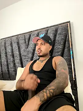 R0422 – webcam model profile photo Image 16