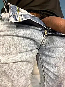 R0422 – webcam model profile photo Image 7