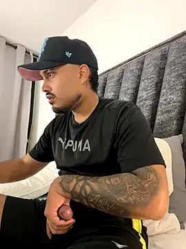 R0422 – webcam model profile photo Image 8