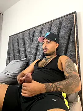 R0422 – webcam model profile photo Image 9