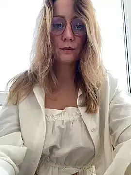 MerlyG – webcam model profile photo Image 10