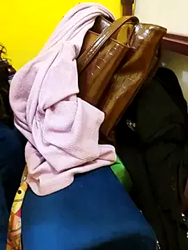 hollyextra – webcam model profile photo Image 10