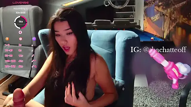 HugeBoobsAlice – webcam model profile photo Image 18