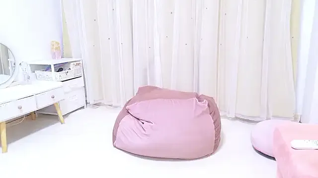 onlykira – webcam model profile photo Image 13