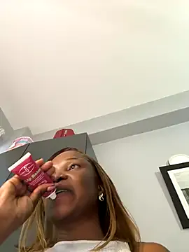 Yaya--728 – webcam model profile photo Image 10