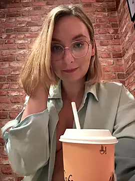 bunnyblondy – webcam model profile photo Image 3