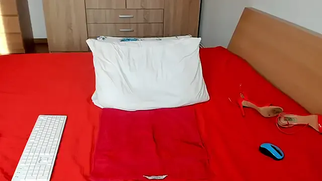 ROUSSH – webcam model profile photo Image 9