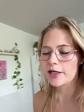 R-bonbon – webcam model profile photo Image 4