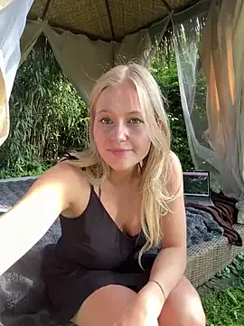 R-bonbon – webcam model profile photo Image 8