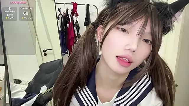 emy_bonita1 – webcam model profile photo Image 15