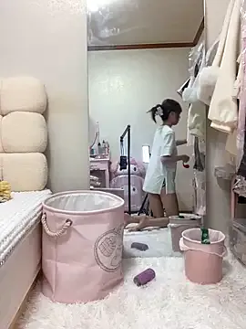 AYW-21 – webcam model profile photo Image 17